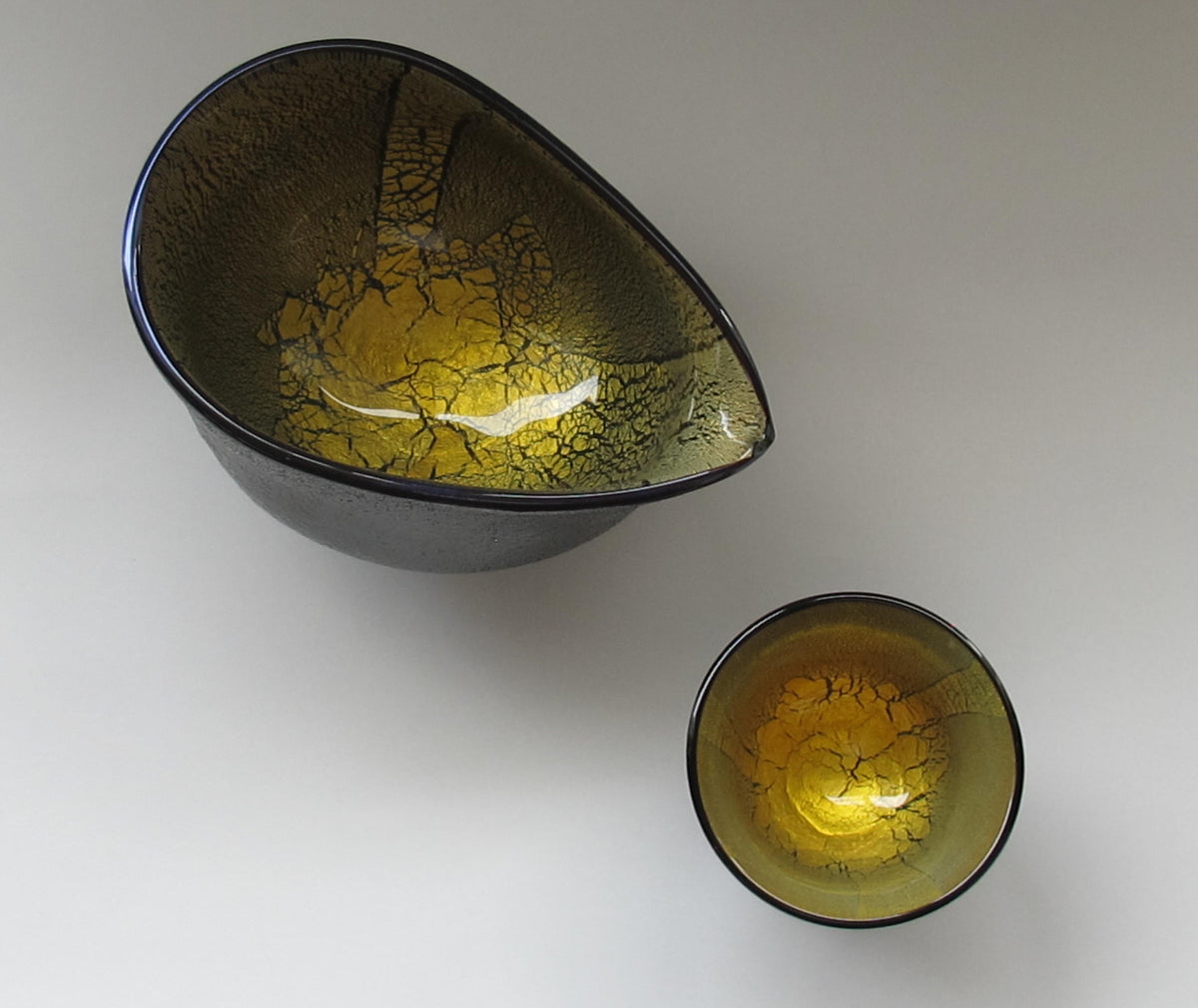 ガラス黒薩摩 桜島灰銀箔金彩酒器揃え（片口×1、盃×1） – Onoue's